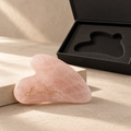 Gua Sha aus Rosenquarz – Flügelform